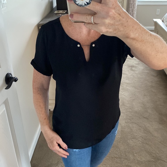 Apt 9 pullover short sleeved blouse with pearl clasp as the neckline - Picture 3 of 8